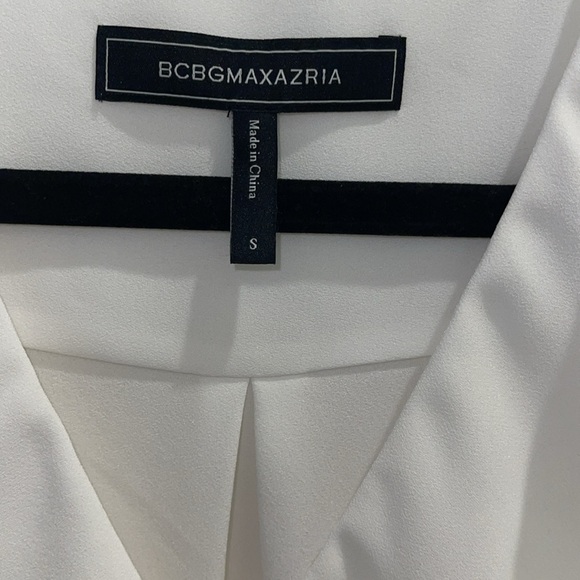 BCBGMAXAZRIA Women's Relaxed Sleeveless V Neck Ruffle Front Top - Picture 2 of 3